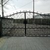 Egyedi kovácsoltvas kapu autóbejárónál