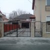 Kovácsoltvas kapu és kerítés kő burkolatos fallal