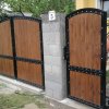 Faberakásos kovácsoltvas kerítés autó és személy bejáróval