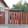 Szélezetlen fakerítés személyi és autó bejárattal