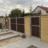 Vörösfenyőből készült kapu belülről